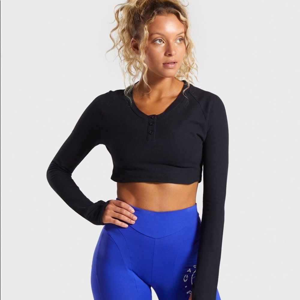 GYMSHARK - BLACK LEGACY LONG SLEEVE CROPPED SHIRT